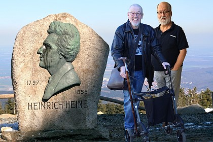 Norbert Neukamp und Jürgen Taake am Heine-Denkmal auf dem Brocken Norbert Neukamp und Jürgen Taake am Heine-Denkmal auf dem Brocken